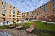 Lädt zum Verweilen ein: der barrierefreie und begrünte Innenhof. Foto: Marcus Meyer | Studierendenwerk Bremen