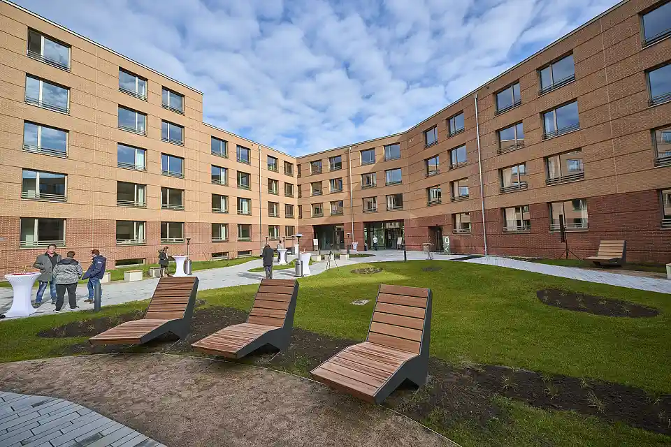 Lädt zum Verweilen ein: der barrierefreie und begrünte Innenhof. Foto: Marcus Meyer | Studierendenwerk Bremen