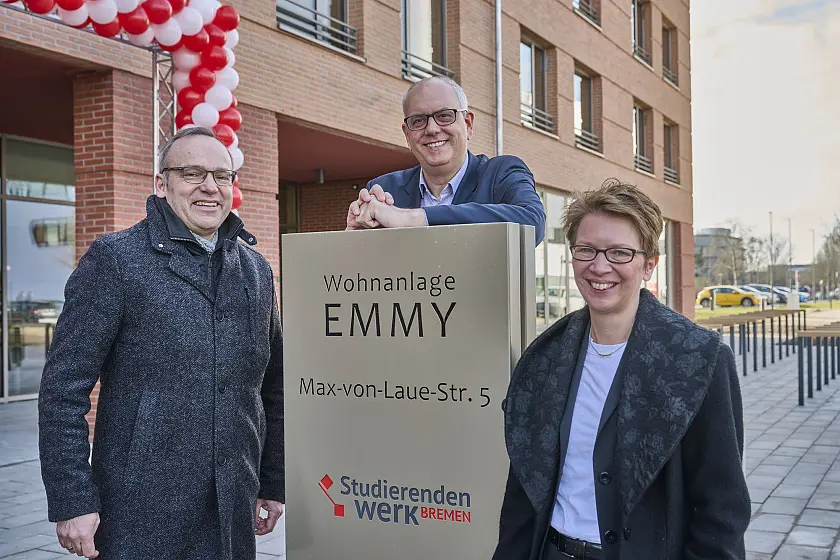 Bürgermeister Dr. Andreas Bovenschulte (Mitte), Wissenschaftssenatorin Dr. Claudia Schilling und  Hauke Kieschnick, Geschäftsführer des Studierendenwerks Bremen, weihen die neue Wohnanlage Emmy ein. Foto: Marcus Meyer | Studierendenwerk Bremen