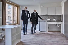 Emmy bietet 380 zusätzliche Wohnungen für Studierende. Hauke Kieschnick zeigt Bürgermeister Andreas Bovenschulte ein rollstuhlgerechtes Apartment. Foto: Marcus Meyer | Studierendenwerk Bremen