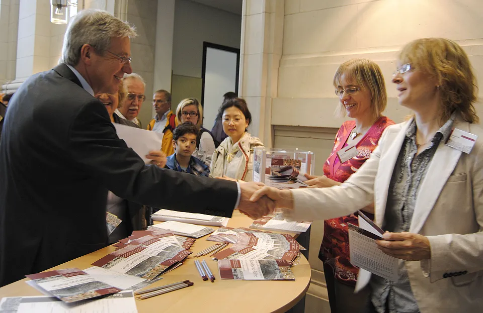 Bundesratspr&auml;sident Jens B&ouml;hrnsen bedankt sich bei den Mitarbeiterinnen f&uuml;r ihren Einsatz
