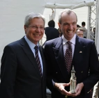 Der amerikanische Botschafter Philip Murphy erhielt von Bürgermeister Jens Böhrnsen eine kleine Roland-Statue