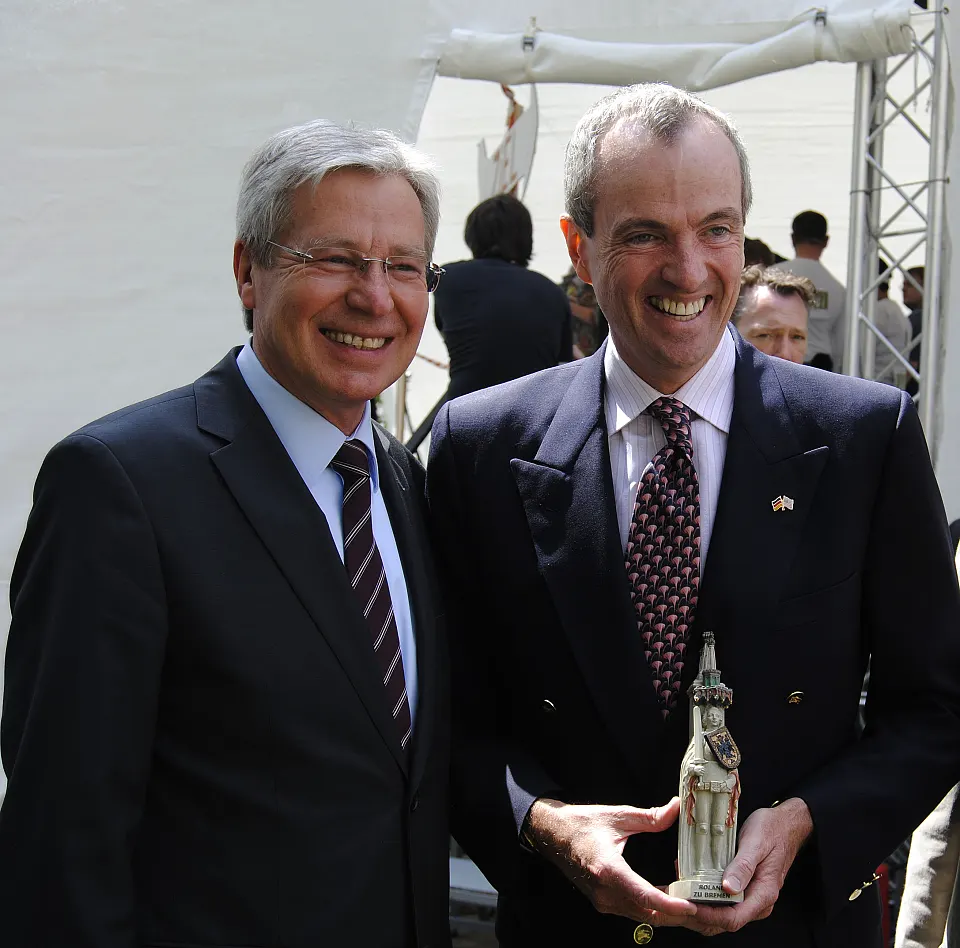 Der amerikanische Botschafter Philip Murphy erhielt von B&uuml;rgermeister Jens B&ouml;hrnsen eine kleine Roland-Statue