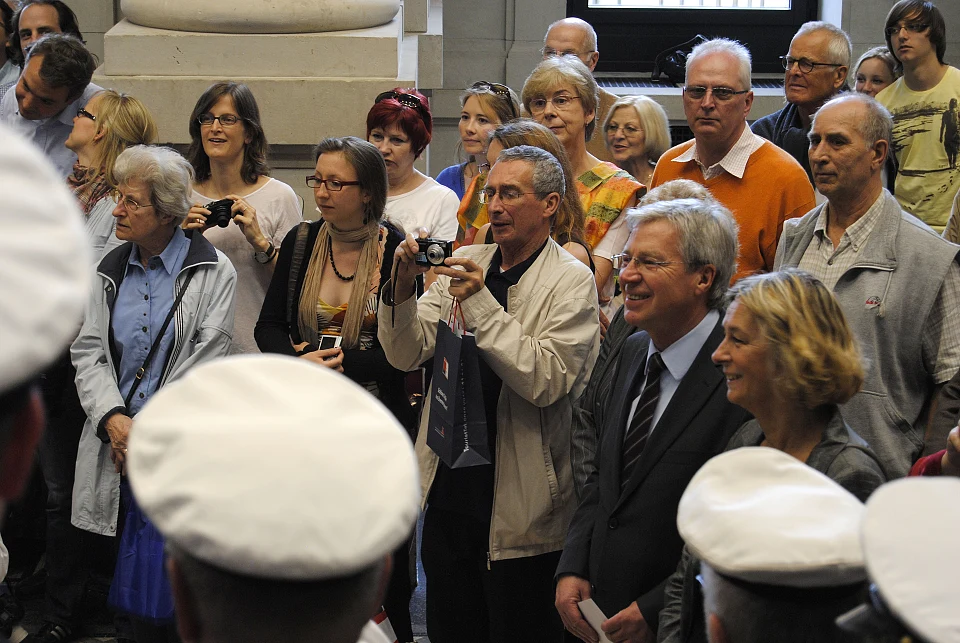 B&uuml;rgermeister Jens B&ouml;hrnsen beim Auftritt des Bremerhavener Marinechors "Blaue Jungs"