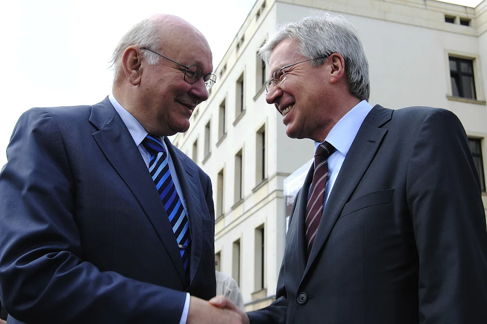 Der Bundesratspr&auml;sident Jens B&ouml;hrnsen (re.) und der Pr&auml;sident des Abgeordnetenhauses Walter Momper begr&uuml;&szlig;en sich