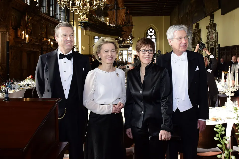 Friedrich L&uuml;rssen, Vorsteher Haus Seefahrt, Bundesministerin Ursula von der Leyen, Ministerpr&auml;sidentin Annegret Kramp-Karrenbauer und B&uuml;rgermeister Jens B&ouml;hrnsen (von links)