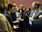 Bürgermeister Sieling im Gespärch mit den Mitarbeiterinnen und Mitarbeitern der Kunsthalle