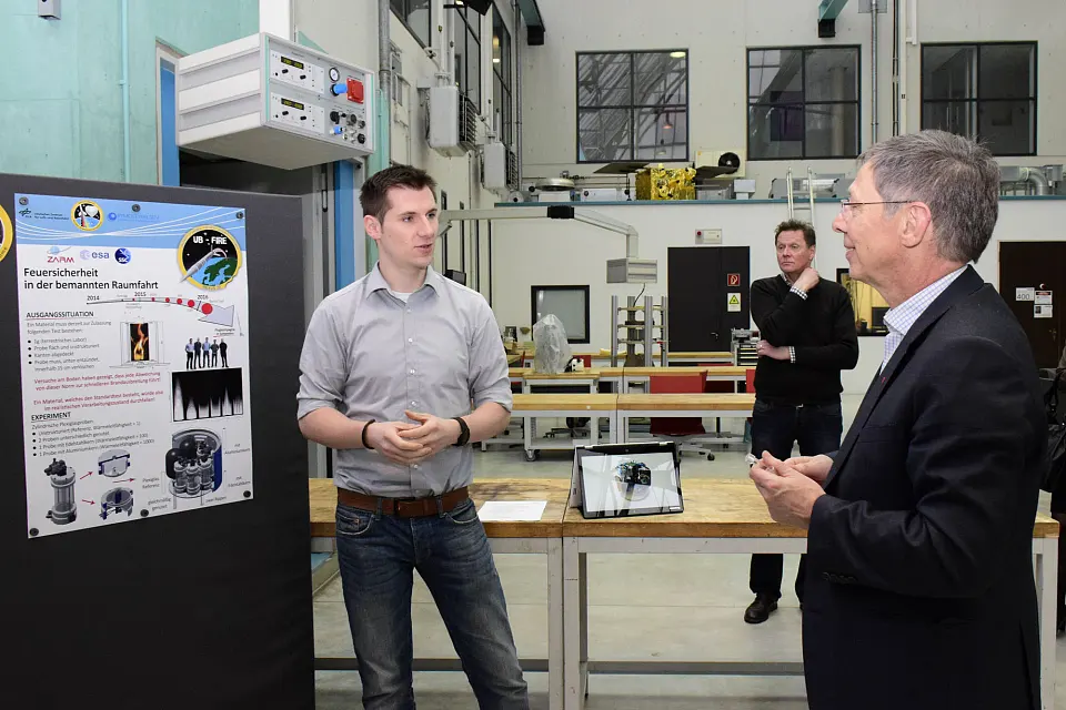 Florian Meyer pr&auml;sentiert B&uuml;rgermeister Dr. Sieling sein Experiment