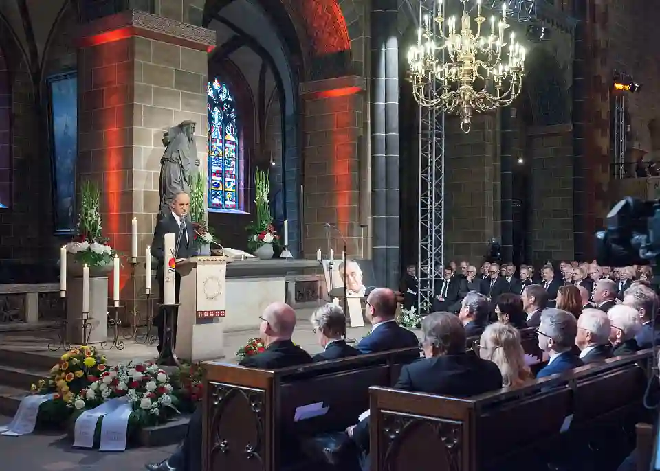 Janusz Reiter, Vorsitzender des Zentrums f&uuml;r Internationale Beziehungen und ehemaliger Botschafter der Republik Polen in Deutschland und den USA: "Wenn in Danzig die Fahnen f&uuml;r Hans Koschnick auf Halbmast wehen, dann ist das keine Selbstverst&auml;ndlichkeit sondern ein Zeichen daf&uuml;r, dass das Engagement von Hans Koschnick Fr&uuml;chte tr&auml;gt. Gro&szlig;e Spr&uuml;che waren nicht seine Sache, sondern das Helfen."