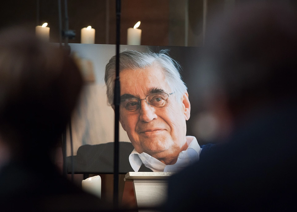 Das Bild von B&uuml;rgermeister a.D. Koschnick zur Gedenkfeier im Bremer Dom