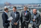 Auf der Aussichtsplattform des ATLANTIC Hotel SAIL City gibt Uwe von Bargen (links), Umwelt- und Nachhaltigkeitsbeauftragter von bremenports, Auskunft über aktuelle Umweltschutzprojekte. Von links: Dr. Joachim Lohse, Senator für Umwelt, Bau und Verkehr, Robert Howe, Geschäftsführer von bremenports, Martin Schulze, Geschäftsstellenleiter „Umwelt Unternehmen“.