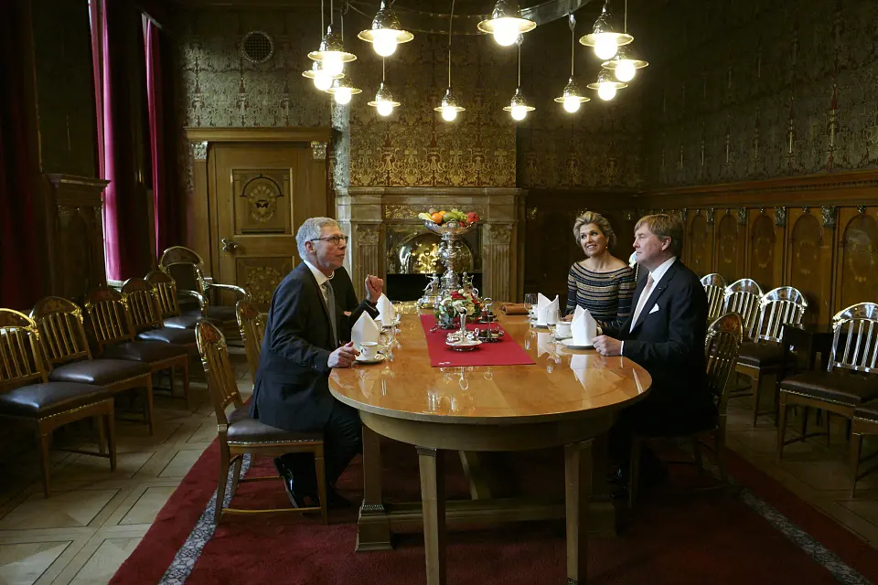 Gespr&auml;ch in der G&uuml;ldenkammer