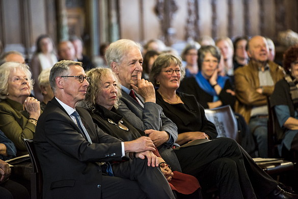 Erste Reihe: Bürgermeister Carsten Sieling, Annelie Keil, Henning Scherf und Ulrike Hauffe
