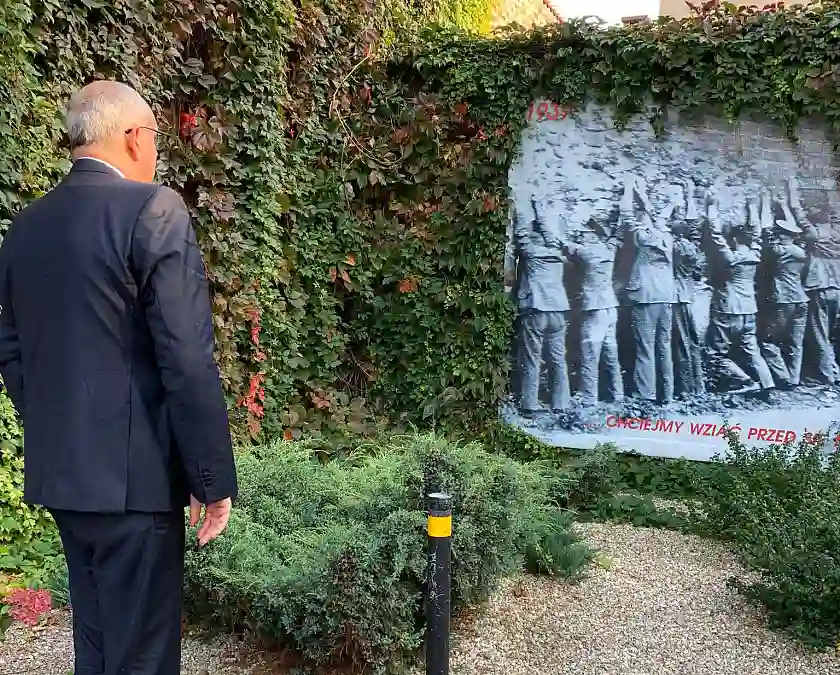 Bürgermeister Bovenschulte an der Gedenkstätte "Danziger Post". 