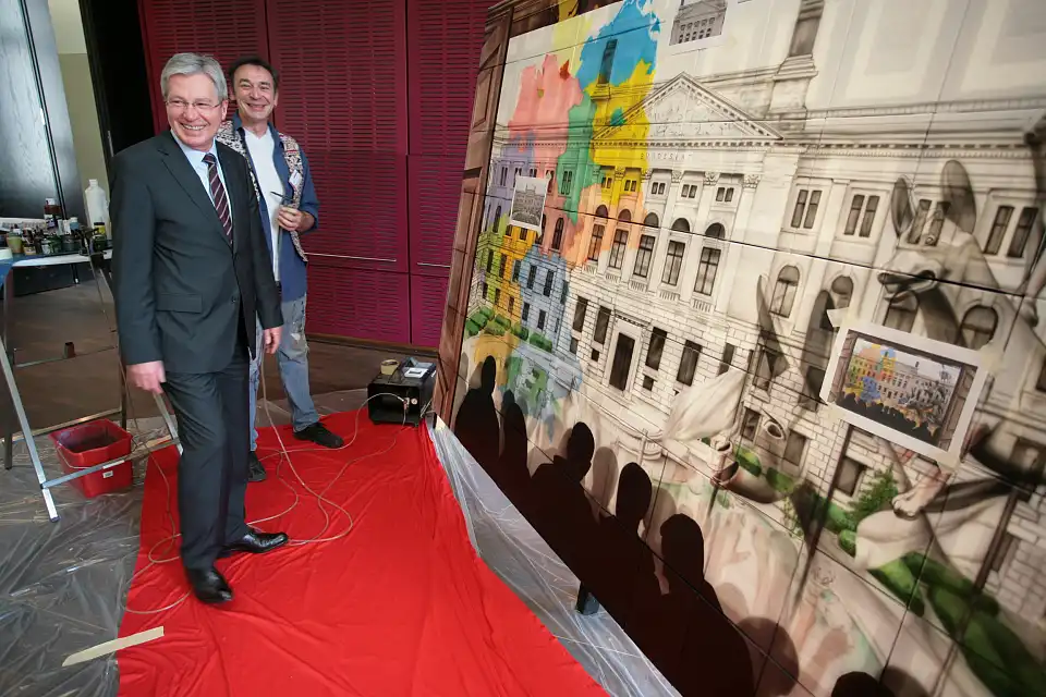B&uuml;rgermeister Jens B&ouml;hrnsen im Gespr&auml;ch mit  Airbrush-K&uuml;nstler Franz Schmidt