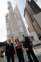Bürgermeister Jens Böhrnsen enthüllte gemeinsam mit Staatssekretärin Almuth Nehring-Venus und Evert Dudek von Astrium Deutschland ein Ariane Modell auf dem Potsdamer Platz