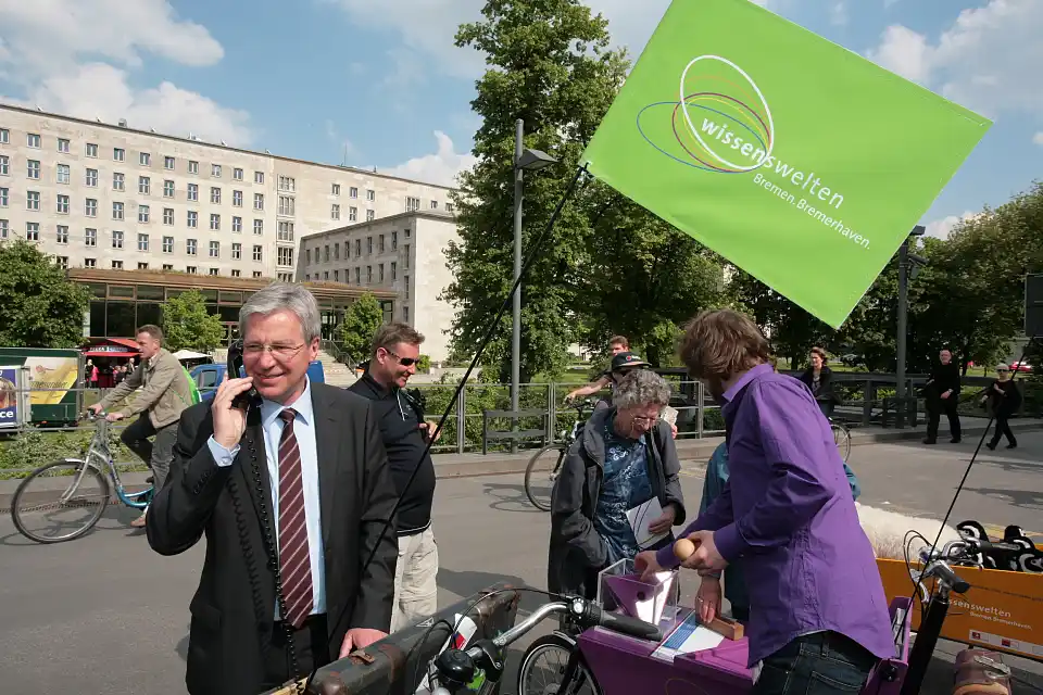 Interaktive Informationen erhielt Bundesratspr&auml;sident Jens B&ouml;hrnsen am Stand der Wissenswelten &uuml;ber das Auswandererhaus