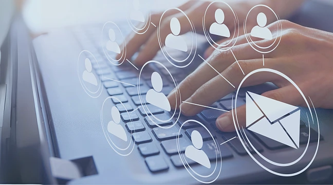 Symbolbild: zwei Hände die in eine Notebook-Tastatur tippen. 