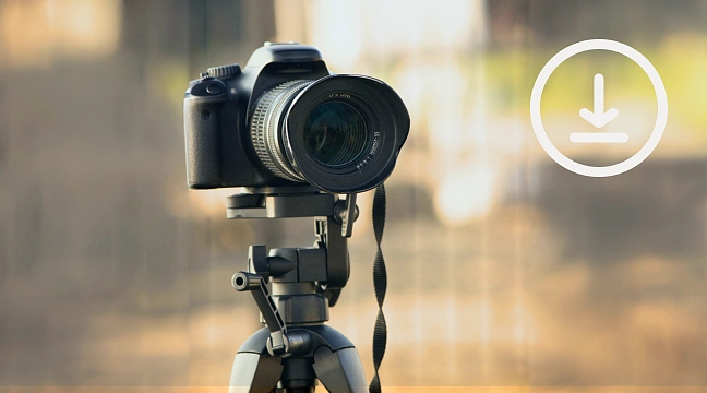 Symbolbild. Eine Kamera steht auf einem Stativ.